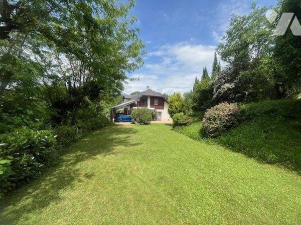 Maison à vendre, LES CHARMETTES à 5 minutes de CHAMBÉRY

Maison située dans le quartier des C...