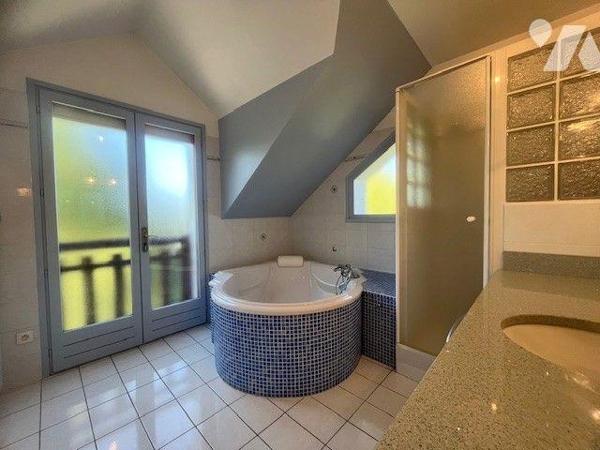 Maison à vendre, LES CHARMETTES à 5 minutes de CHAMBÉRY

Maison située dans le quartier des C...