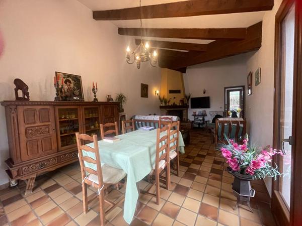 Maison de plain pied avec un grand jardin arboré