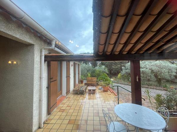 Maison de plain pied avec un grand jardin arboré