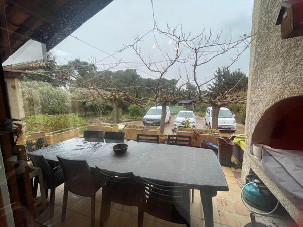 Maison de plain pied avec un grand jardin arboré