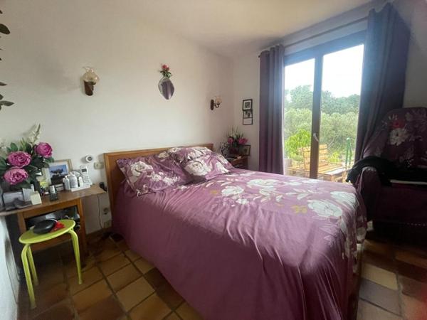 Maison de plain pied avec un grand jardin arboré