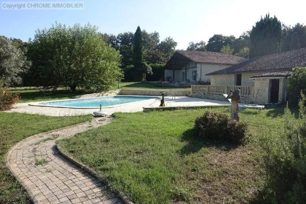 Vente                                                      Maison
                        
                     5 pièces                      184 m2                     à Casteljaloux