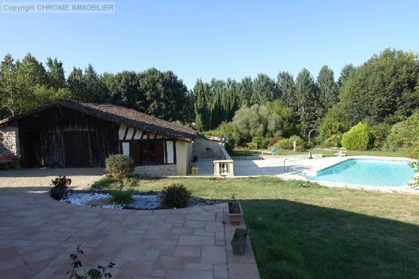 Vente                                                      Maison
                        
                     5 pièces                      184 m2                     à Casteljaloux