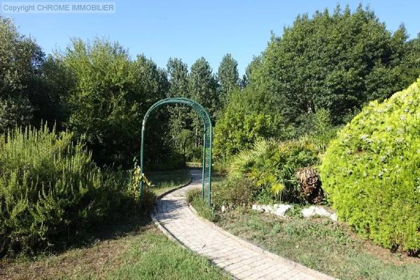 Vente                                                      Maison
                        
                     5 pièces                      184 m2                     à Casteljaloux