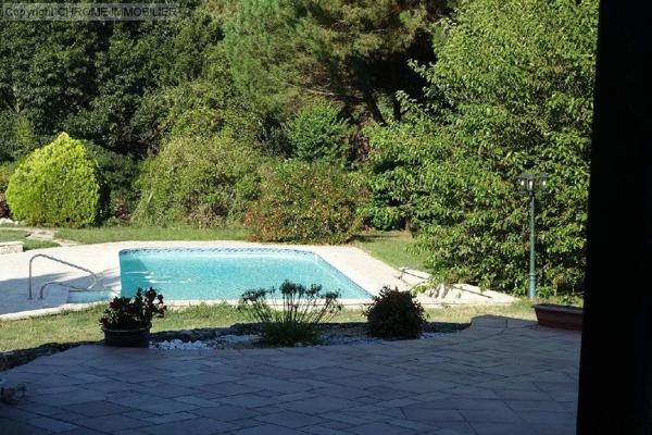 Vente                                                      Maison
                        
                     5 pièces                      184 m2                     à Casteljaloux