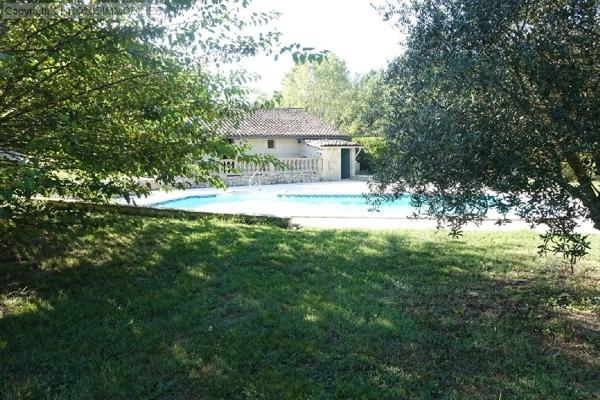 Vente                                                      Maison
                        
                     5 pièces                      184 m2                     à Casteljaloux