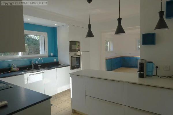 Vente                                                      Maison
                        
                     5 pièces                      184 m2                     à Casteljaloux