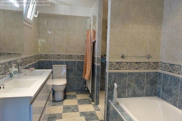 Vente                                                      Maison
                        
                     5 pièces                      184 m2                     à Casteljaloux