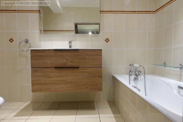 Vente                                                      Maison
                        
                     5 pièces                      184 m2                     à Casteljaloux