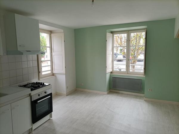 IMMEUBLE 120 M2, MIREBEAU.