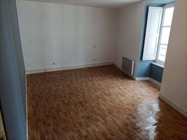 IMMEUBLE 120 M2, MIREBEAU.