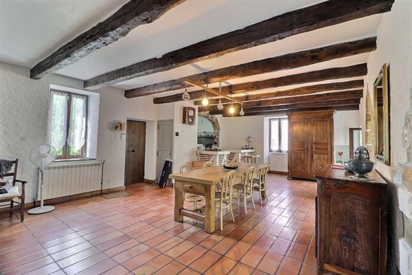 Jolie maison de village en pierre