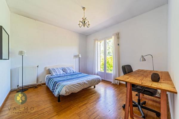 Maison
                                                                                                                                                                                                                                                                                                                        8 pièce(s)                                                                                                                                                                                                          6 chambre(s)                                                                                                                                                                                                          176  m²