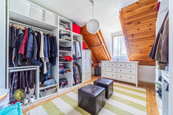 Maison
                                                                                                                                                                                                                                                                                                                        8 pièce(s)                                                                                                                                                                                                          6 chambre(s)                                                                                                                                                                                                          176  m²