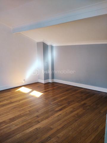 *** Idéal Investissement locatif ***

*** PONT A MOUSSON, centre ville, à 2 pas de la Place Duroc ***
*** Appartement en Duplex de 62m2, 2 chambres, 2 WC, cuisine, salon, au calme. ***

Chauffage individuel Gaz, très faibles charges de copropriété.