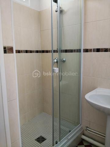 *** Idéal Investissement locatif ***

*** PONT A MOUSSON, centre ville, à 2 pas de la Place Duroc ***
*** Appartement en Duplex de 62m2, 2 chambres, 2 WC, cuisine, salon, au calme. ***

Chauffage individuel Gaz, très faibles charges de copropriété.