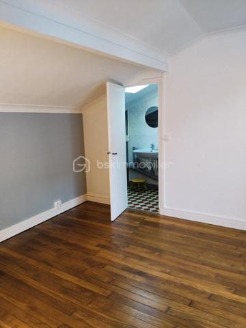 *** Idéal Investissement locatif ***

*** PONT A MOUSSON, centre ville, à 2 pas de la Place Duroc ***
*** Appartement en Duplex de 62m2, 2 chambres, 2 WC, cuisine, salon, au calme. ***

Chauffage individuel Gaz, très faibles charges de copropriété.