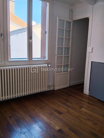 *** Idéal Investissement locatif ***

*** PONT A MOUSSON, centre ville, à 2 pas de la Place Duroc ***
*** Appartement en Duplex de 62m2, 2 chambres, 2 WC, cuisine, salon, au calme. ***

Chauffage individuel Gaz, très faibles charges de copropriété.