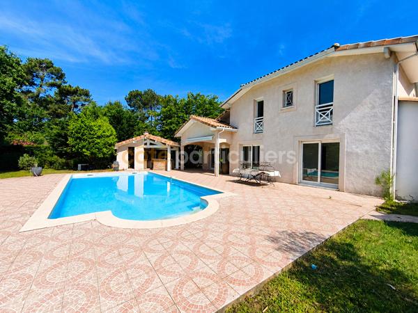Vente
                Maison263 m² - 9 Pièces -
                    MONT DE MARSAN (40000)