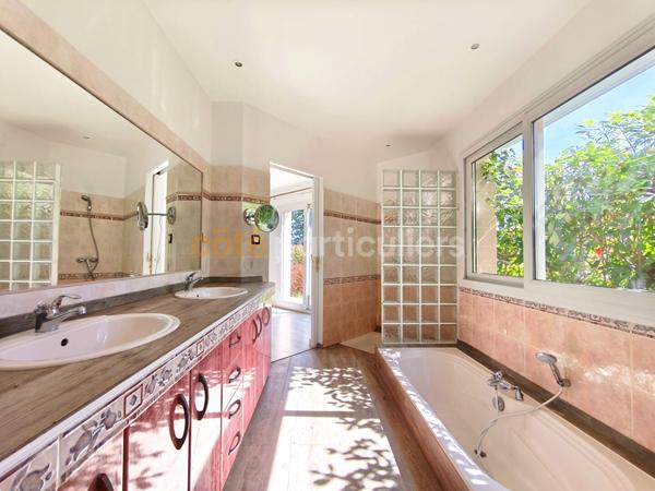 Vente
                Maison263 m² - 9 Pièces -
                    MONT DE MARSAN (40000)