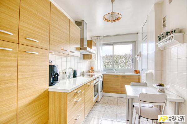 Versailles Rive-Droite Appartement 6 pièces 132.75 m² carrez situé au 2ème étage avec ascenseur et parking €945 000 ** - Référence 26650