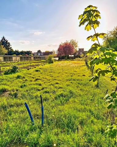 TERRAIN A BATIR PARTIELLEMENT VIABILISE, SUR LA COMMUNE DE LA BASSEE.PROCHE DE TOUTES COMMODITESS:ECOLES, COMMERCES..