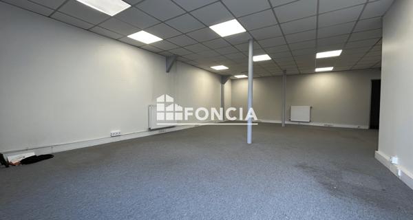 Location Local commercial 3 pièces 50 m² - Chatou 78400