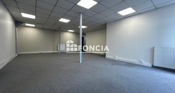 Location Local commercial 3 pièces 50 m² - Chatou 78400