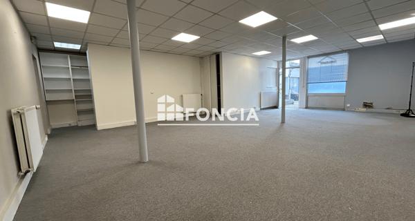 Location Local commercial 3 pièces 50 m² - Chatou 78400