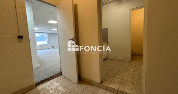 Location Local commercial 3 pièces 50 m² - Chatou 78400