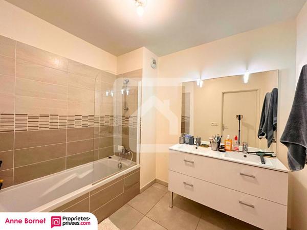 Appartement 3 pièces dans résidence récente avec 2 parkings