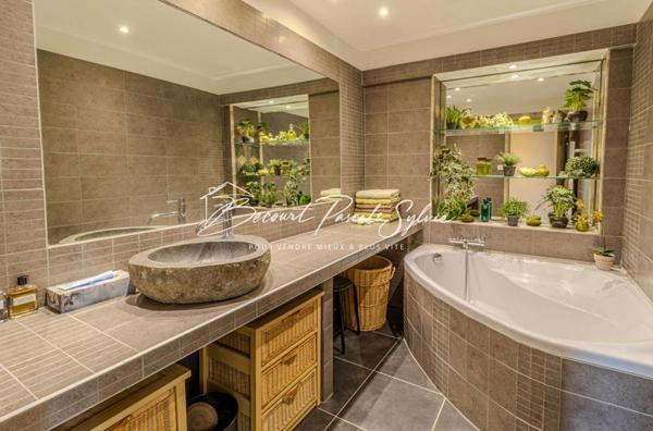 Villa Carpentras (84200) 6 pièce(s) 160 m2 +T2 indépendant  50m2 env. et piscine