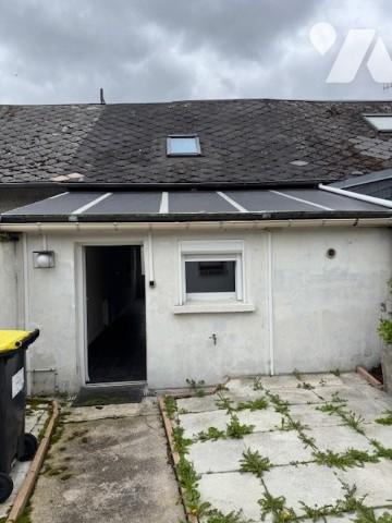 Maison 1 chambre mansardée , 1 bureau mansardé, petite cour