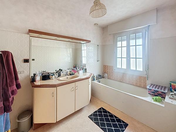 À vendre - Maison individuelle, 8 pièces située à Tours (37000)