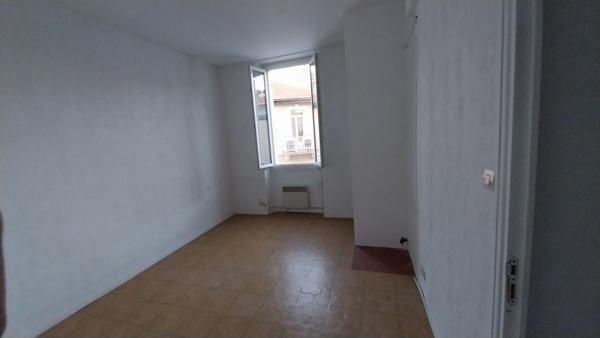 Hyères (83400) T2 centre ville de Hyères avec travaux