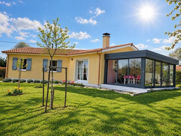 À Saint-Christoly-de-Blaye, charmante maison de plain-pied de 148 m², avec ses 3 chambres, sa véranda, son jardin arboré de 1 300 m², sa terrasse et son garage, elle conjugue confort, espace et convivialité, idéale pour une famille.