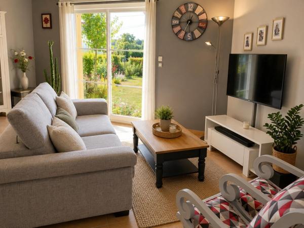 À Saint-Christoly-de-Blaye, charmante maison de plain-pied de 148 m², avec ses 3 chambres, sa véranda, son jardin arboré de 1 300 m², sa terrasse et son garage, elle conjugue confort, espace et convivialité, idéale pour une famille.