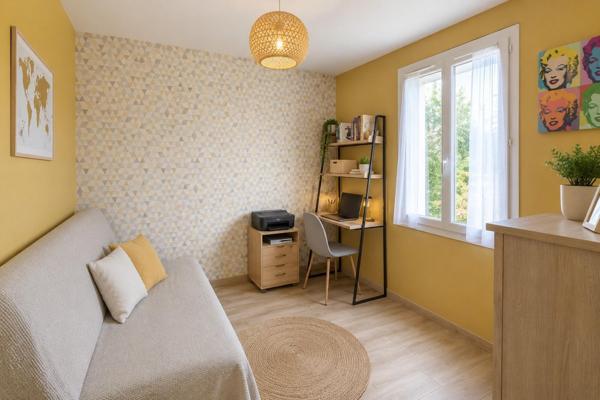 À Saint-Christoly-de-Blaye, charmante maison de plain-pied de 148 m², avec ses 3 chambres, sa véranda, son jardin arboré de 1 300 m², sa terrasse et son garage, elle conjugue confort, espace et convivialité, idéale pour une famille.