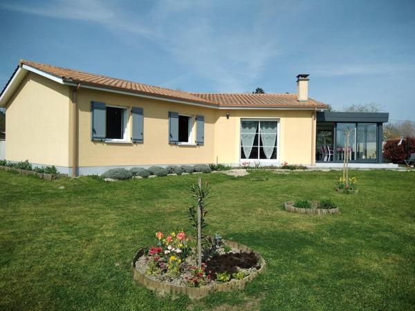 À Saint-Christoly-de-Blaye, charmante maison de plain-pied de 148 m², avec ses 3 chambres, sa véranda, son jardin arboré de 1 300 m², sa terrasse et son garage, elle conjugue confort, espace et convivialité, idéale pour une famille.