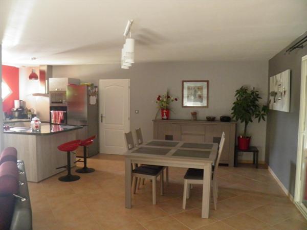 À Saint-Christoly-de-Blaye, charmante maison de plain-pied de 148 m², avec ses 3 chambres, sa véranda, son jardin arboré de 1 300 m², sa terrasse et son garage, elle conjugue confort, espace et convivialité, idéale pour une famille.