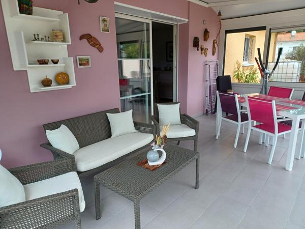 À Saint-Christoly-de-Blaye, charmante maison de plain-pied de 148 m², avec ses 3 chambres, sa véranda, son jardin arboré de 1 300 m², sa terrasse et son garage, elle conjugue confort, espace et convivialité, idéale pour une famille.
