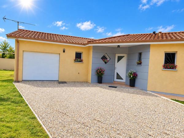À Saint-Christoly-de-Blaye, charmante maison de plain-pied de 148 m², avec ses 3 chambres, sa véranda, son jardin arboré de 1 300 m², sa terrasse et son garage, elle conjugue confort, espace et convivialité, idéale pour une famille.
