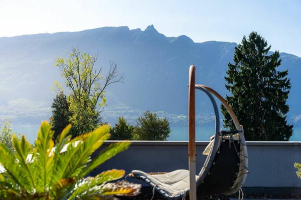 Villa contemporaine avec piscine intérieure et vue lac