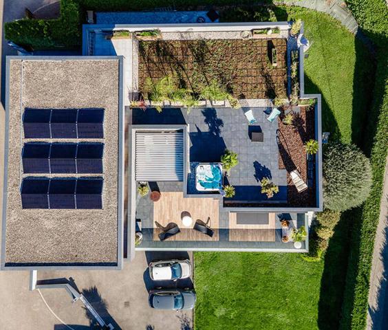 Villa contemporaine avec piscine intérieure et vue lac