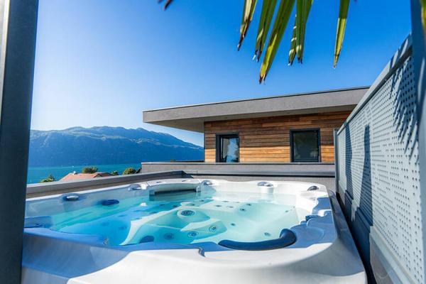 Villa contemporaine avec piscine intérieure et vue lac