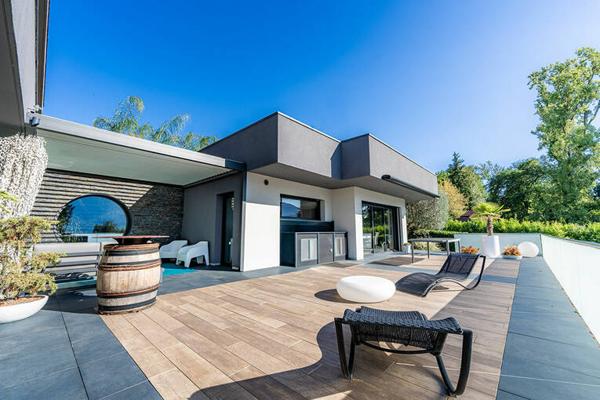 Villa contemporaine avec piscine intérieure et vue lac