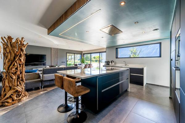 Villa contemporaine avec piscine intérieure et vue lac