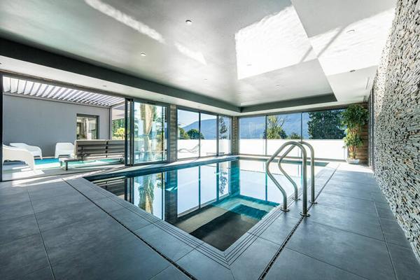 Villa contemporaine avec piscine intérieure et vue lac