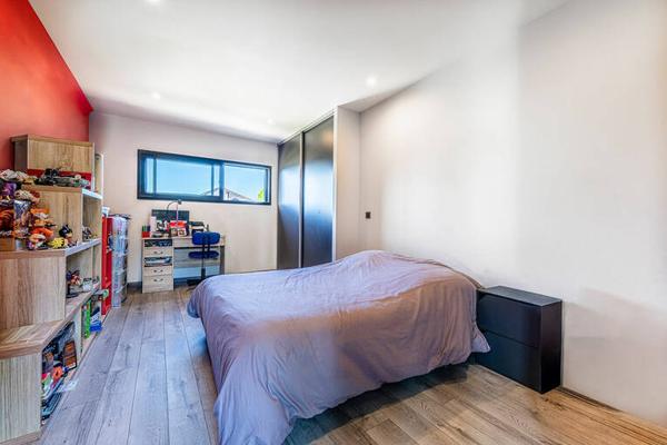 Villa contemporaine avec piscine intérieure et vue lac